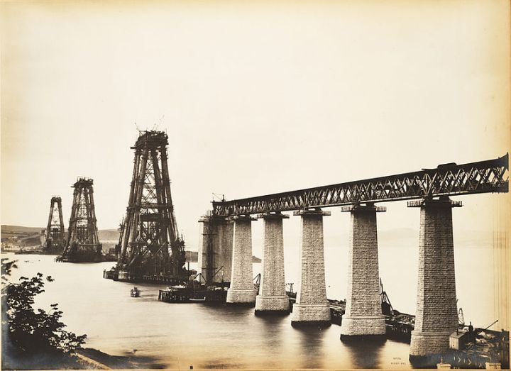 Forth_Bridge_-_General_view_from_back_of_Newhalls_Inn,_South_Queensferry